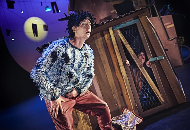 Rødderne i hjørnehuset på store scene i Skuespilhuset. Foto: Emilia Therese