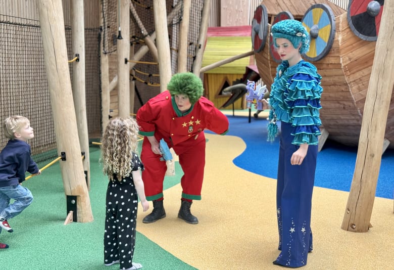 Maskotterne Orry og Whoops underholder børnene. Foto: Caroline Hemmingsen