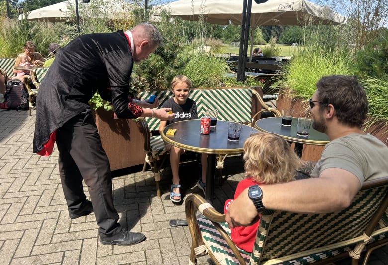 Efter showet gik tryllekunstner Miguel El Zorro rundt til bordene