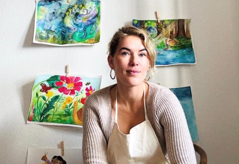 Emilie står bag Natbjørnen Tjugga. Foto: Emilie Meldgaard Jacobsen 