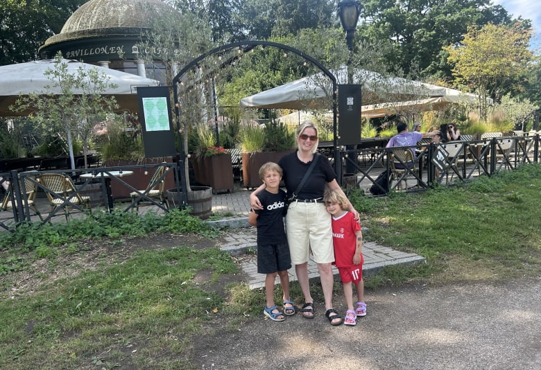 Nanna og hendes børn foran Pavillon Beer Garden. Foto: Børn i byen