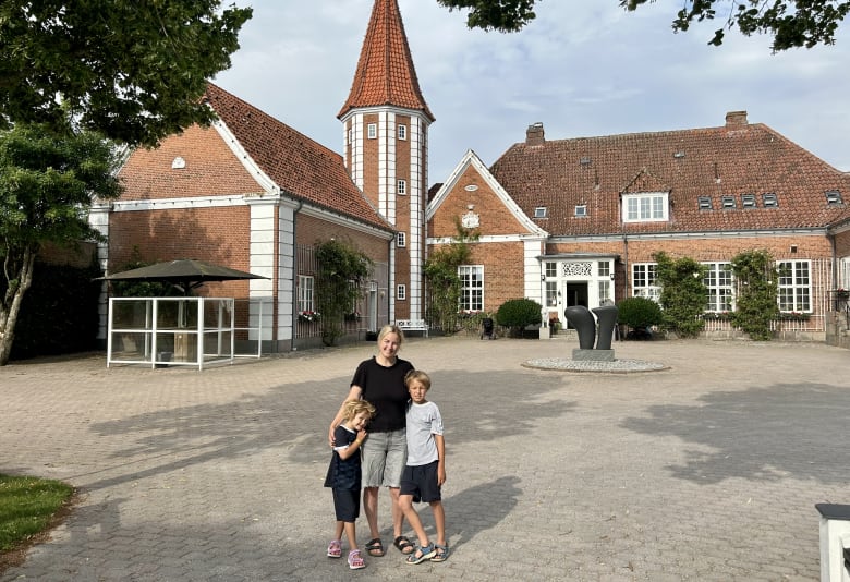 Nanna og hendes børn foran Sørup Herregaard lidt udenfor Ringsted