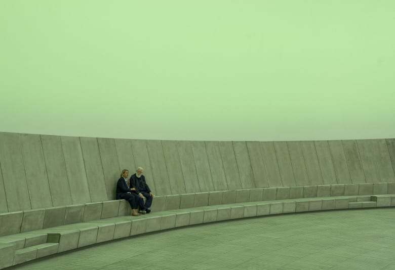 James Turell. As Seen Below, The Dome, a Skyspace by James Turrell. Foto: Mads Smidstrup ©ARoS, 2025. Taget i forbindelse med James Turrells besøg i As Seen Below, juni 2025