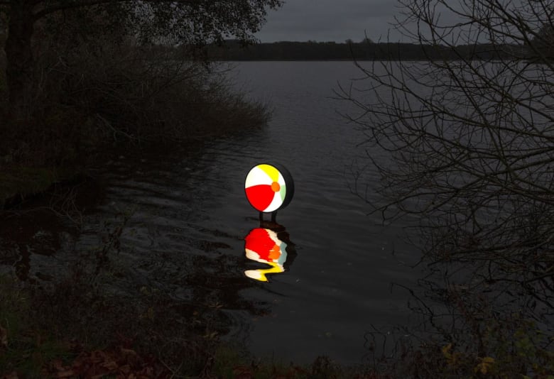 Fra forrige udstilling. Foto: Astrid Aagaard-Svendsen. Værk: Søren Hüttel, På grundt vand, 2024