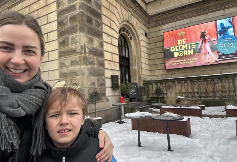 Anmelder Nanna og hendes 7-årige søn foran Det Kongelige Teater. Foto: Nanna Enevoldsen