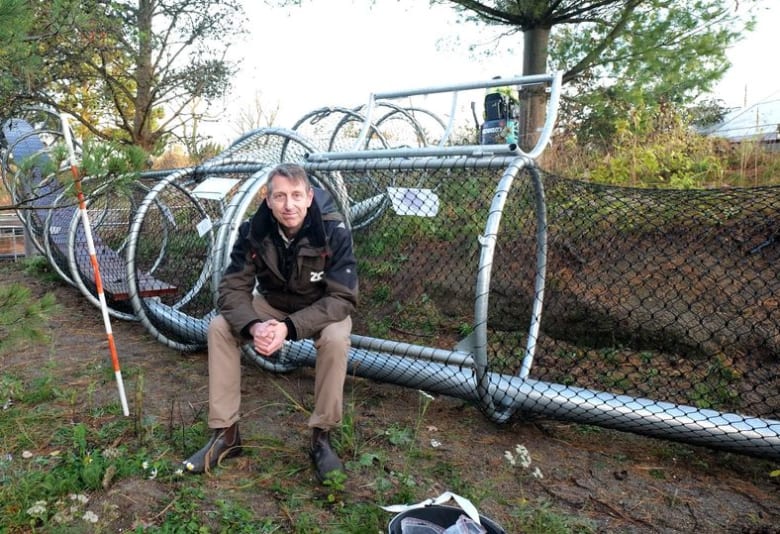 Zoologisk direktør i ZOO, Mads Frost Bertelsen, foran den nye leopardtunnel. Foto: ZOO