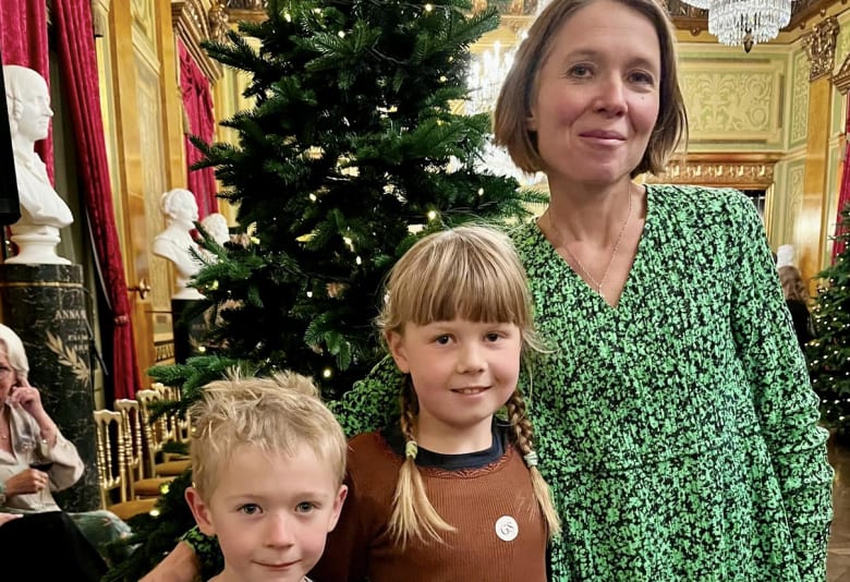 Anmelder Christine og hendes to børn på seks og otte år