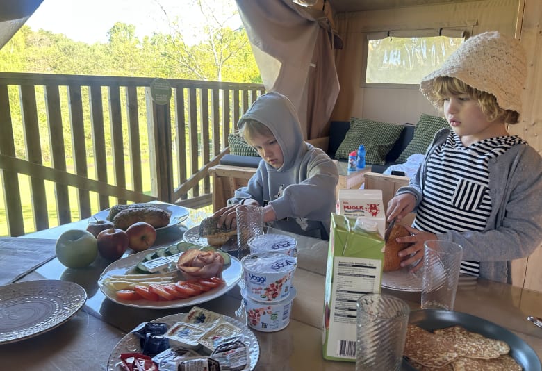 Morgenmaden bliver leveret i en kurv til familier, der overnatter i Wild Lodge