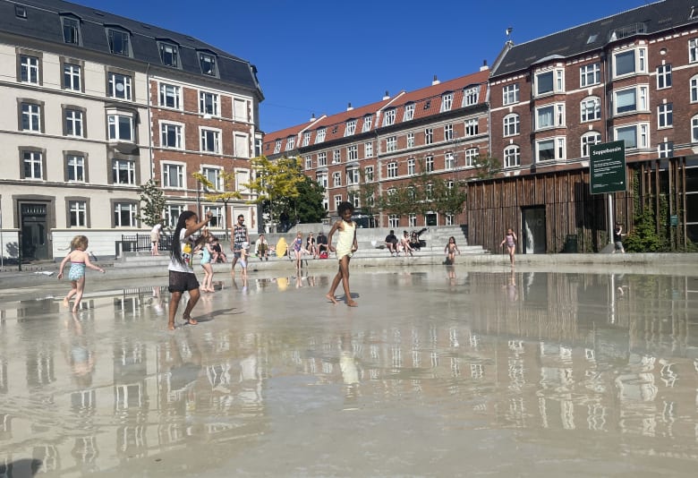 Børnene vil elske en tur til soppebassinet på Langeland Plads. Foto: Patricia Hartmann