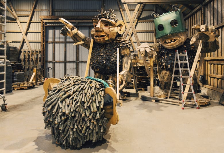 Thomas Dambo bygger trolde til The Garbage Man på Arken. Foto: Kavian Borhani