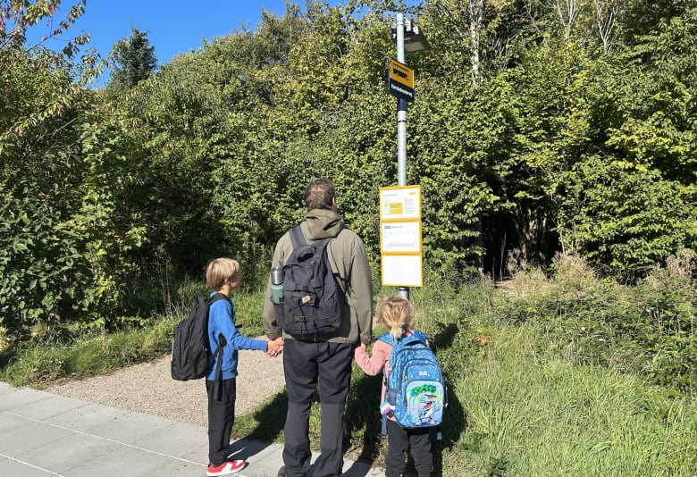 Familie ved naturstoppested.. Foto: Nanna Enevoldsen