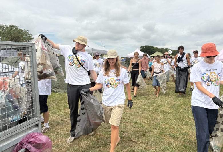 To gange om dagen er der "Trash Mobs" i området Clean Out Loud