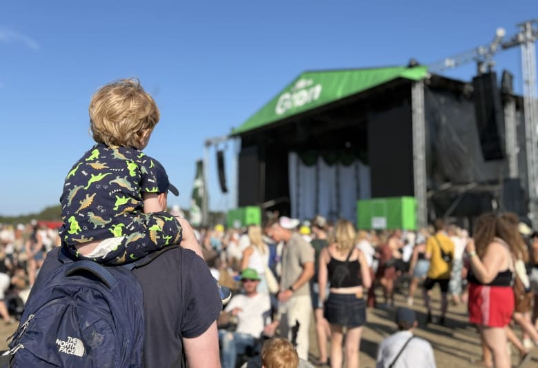 Festivalgæster i alle aldre gør sig klar til Andreas Odbjerg. Foto: Mira Maj Bødker