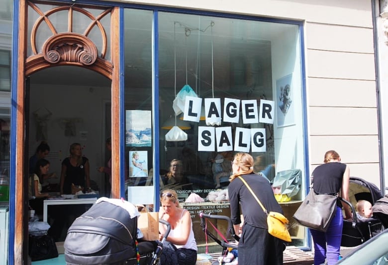 Mødre til lagersalg. Foto: Romeika Cortez