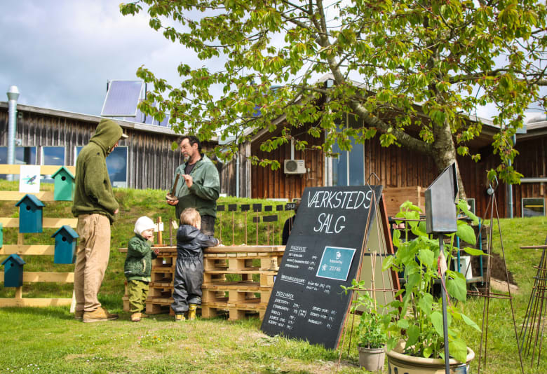Køb planter og fine sager fra værkstederne. Fotograf: Grennesminde