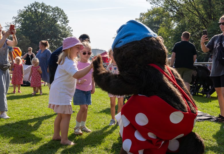 Børn møder Rasmus Klump på BørnefestiBAL. Foto: BørnefestiBAL