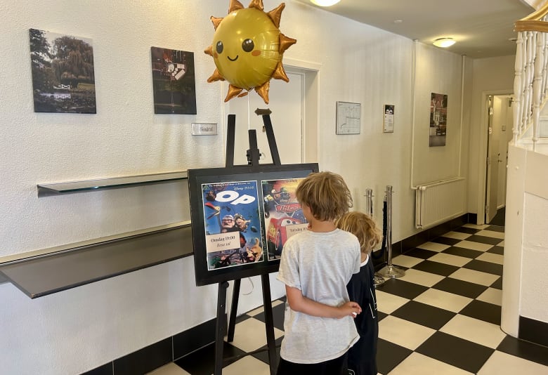 Ugens filmvisninger annonceres på herregården