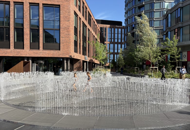 Det nye springvand er lavet af kunstneren Jeppe Hein. Foto: Caroline Meldgaard