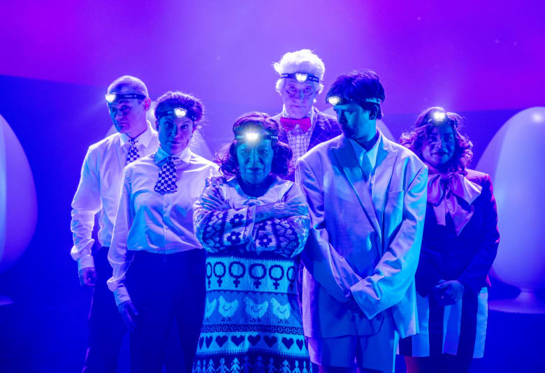 Familien leger detektiver for at finde Jerry. HANNIBAL & JERRY på Folketeatret. Foto: Büro Jantzen