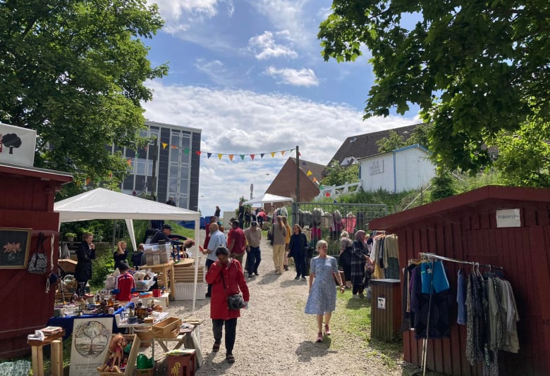 Gør et godt fund til loppemarkedet i Emdrup. Foto: Rolf Plant / Københavnstrup