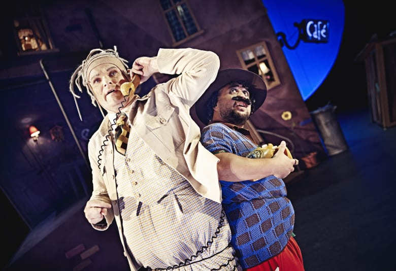 Rødderne i hjørnehuset på store scene i Skuespilhuset. Foto: Emilia Therese