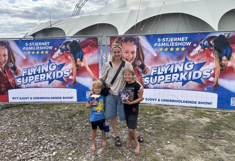 Nanna og hendes to børn foran Flying Superkids-teltet. Foto: Børn i byen