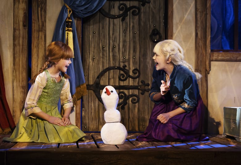 Anna og Elsa som små, der bygger en snemand. Foto: Miklos Szabo