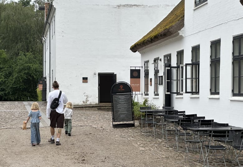 Møllecaféen på Esrum Kloster set udefra. Fotos: Stephanie Mielnicki