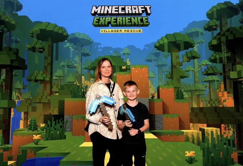 Julie og hendes ni-årige søn til "Minecraft Experience: Villager Rescue"