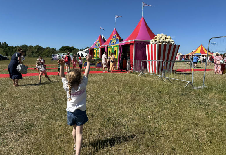 Vi ankom til premieren med hænderne i vejret. Foto: Caroline Hemmingsen