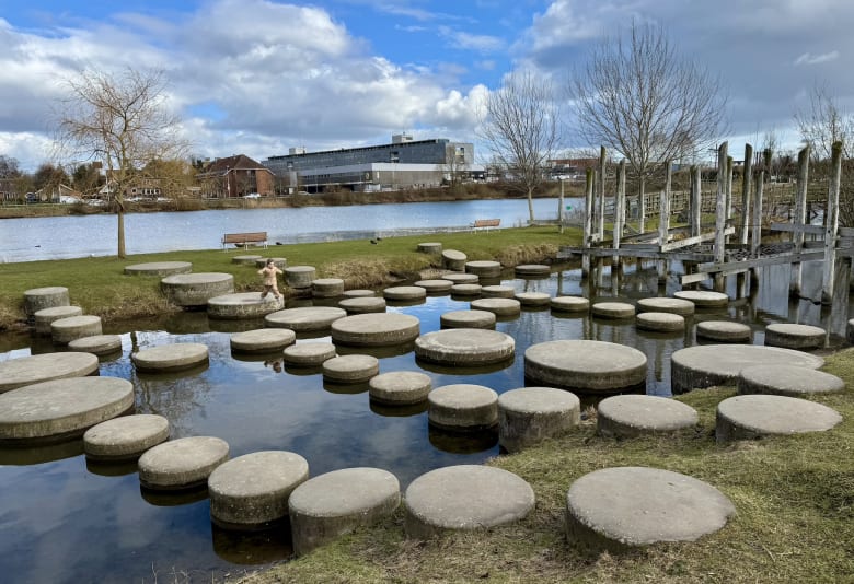 Forhindringsbaner over vandet ved Selsmosen i Taastrup. Foto: Caroline Hemmingsen