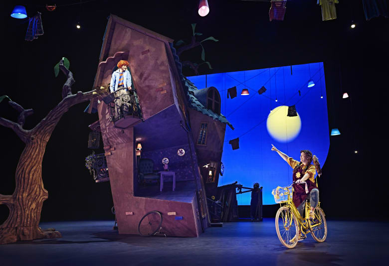 Rødderne i hjørnehuset på store scene i Skuespilhuset. Foto: Emilia Therese