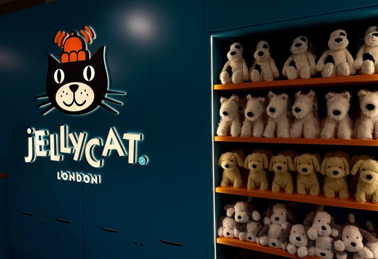 Børnene kan ikke undgå at finde en ny, sød ven. Fotograf: Caroline Meldgaard