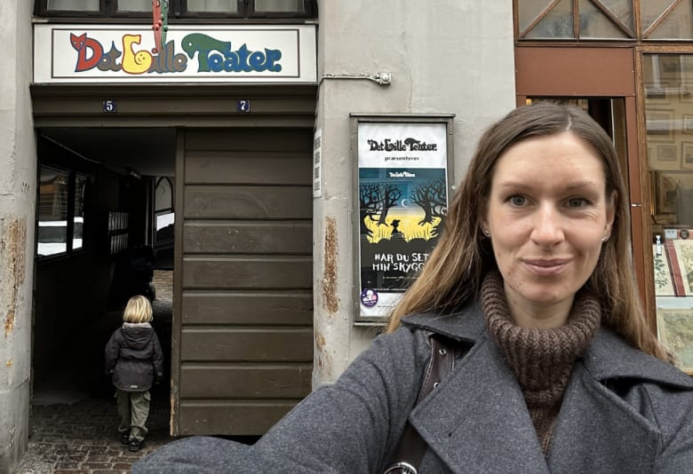 Anmelder Stephanie og hendes knap 4-årige søn foran Det Lille Teater