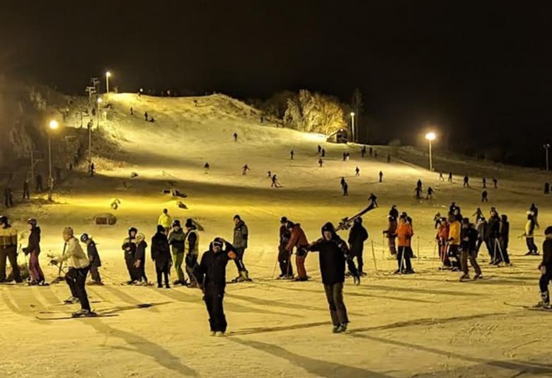Banen er oplyst om aftenen. Fotograf: Hedeland Skicenter