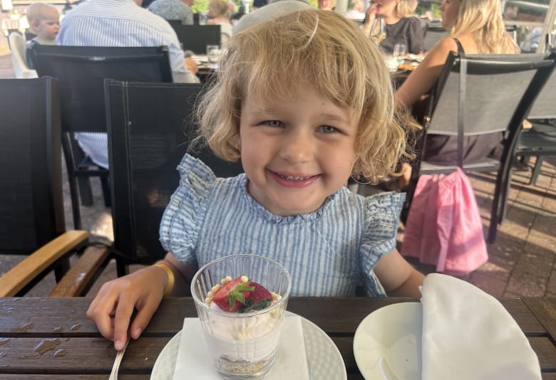 Dessert nydes på den hyggelige terrasse&nbsp;