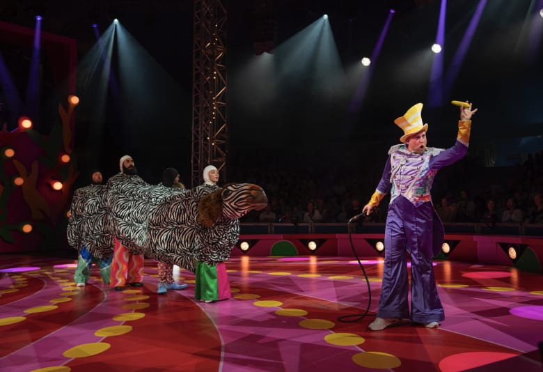 Cirkusartisterne som fjollet zebra. Foto: Morten Rygaard 