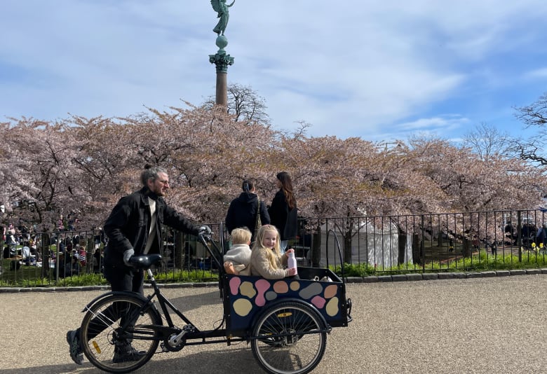 Familie på vej til Sakura Festival. Foto: Stephanie Mielnicki