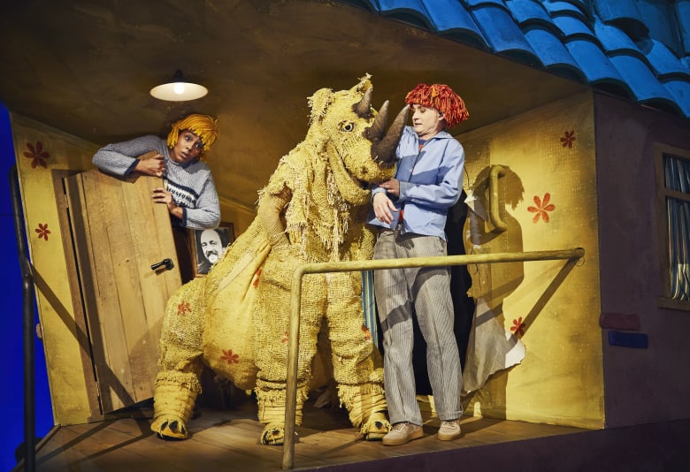 Rødderne i hjørnehuset på store scene i Skuespilhuset. Foto: Emilia Therese