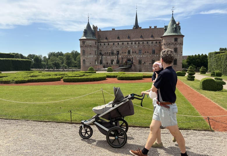 Barnevogn - børnefamilie ved
slottet