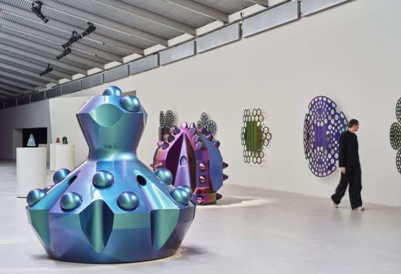 Monira Al Qadiri – Chameleon, 2025, Installationsview, ARKEN Museum for Samtidskunst. Foto: Anders Sune Berg