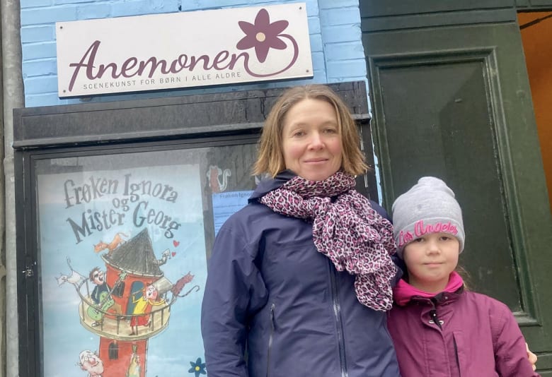 Anmelder Christine og hendes datter på otte år