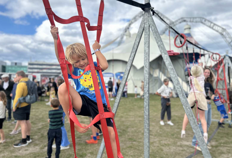 Aktiviteter på det udendørs legeområde. Foto: Nanna Enevoldsen