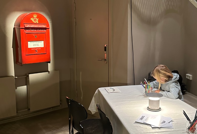 Tegnebord til børnene i Folketeatrets foyer