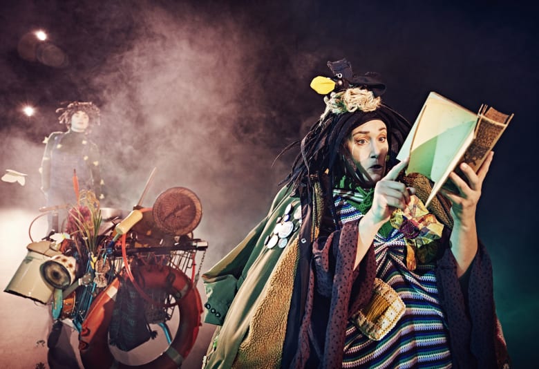 Rødderne i hjørnehuset på store scene i Skuespilhuset. Foto: Emilia Therese