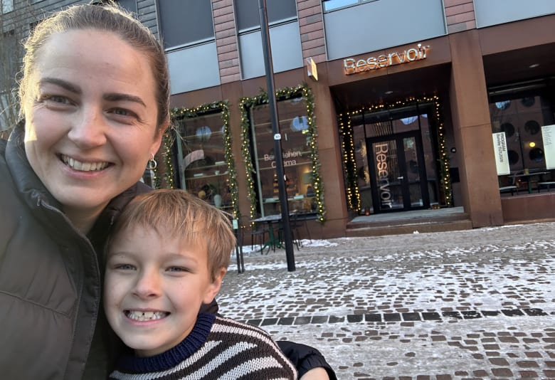 Anmelder Nanna og hendes søn foran Reservoir. Foto: Nanna Enevoldsen