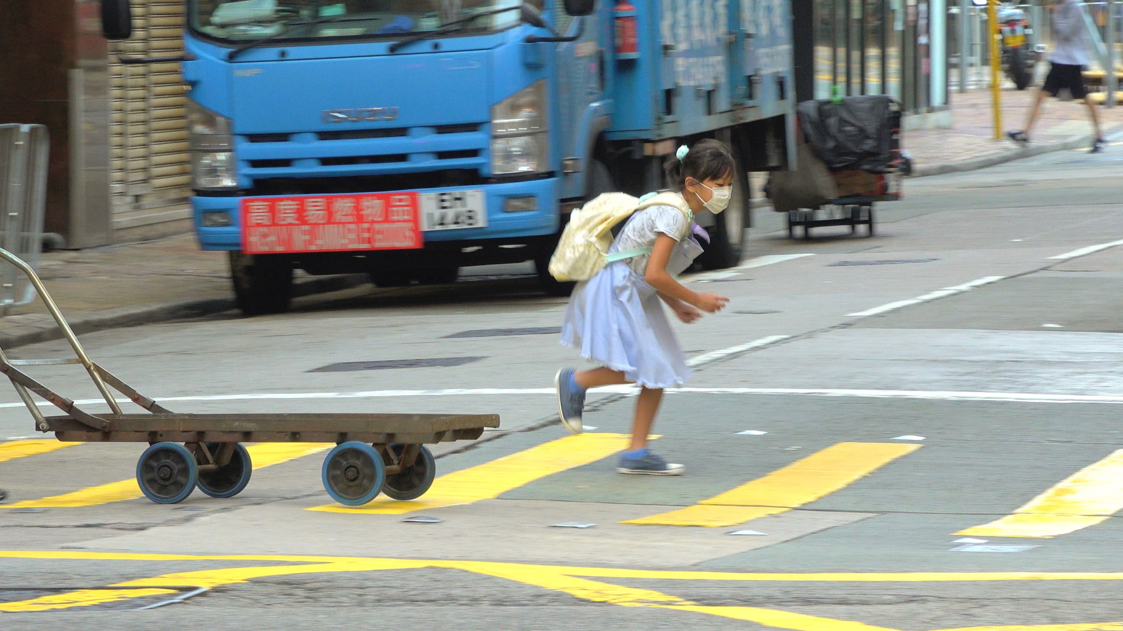 Francis Alÿs, Children's Game #23, Step on a Crack. Hong Kong 2020 – 4’57’’. In collaboration with Rafael Ortega, Julien Devaux and Félix Blume