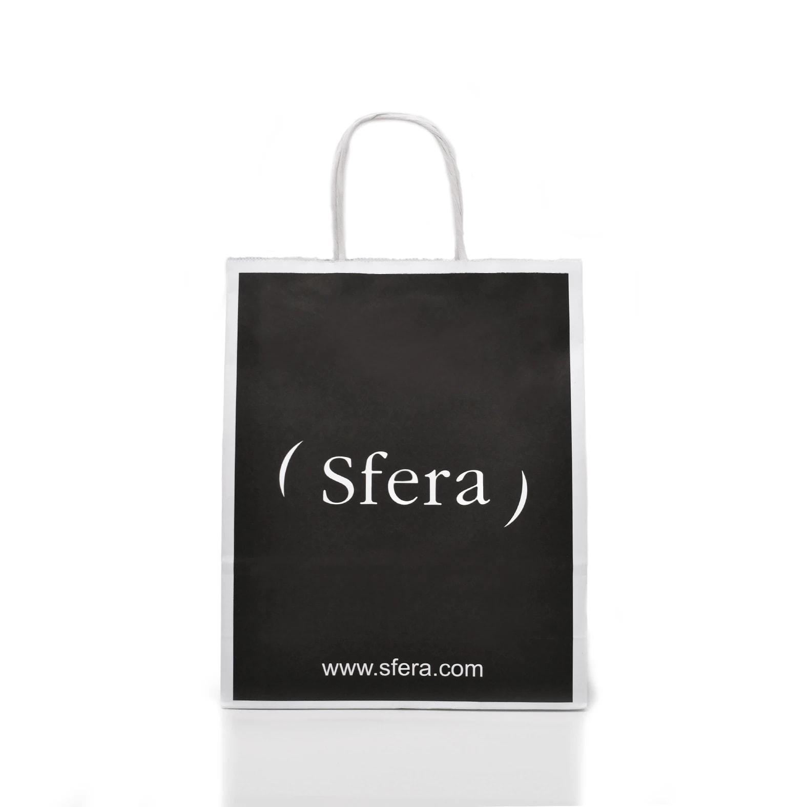 Bolsa de papel tipo bond impresa con logotipo de la marca Sfera.