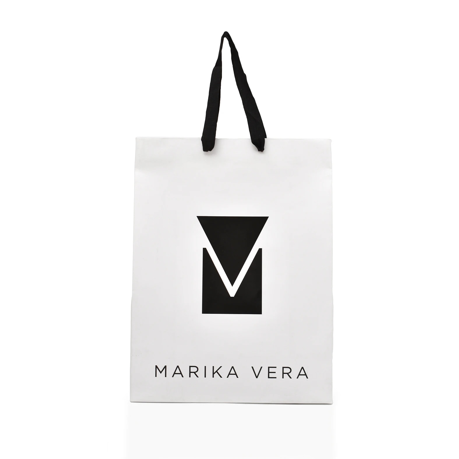 Bolsa de papel Bristol blanca impresa a una tinta con logotipo de: Marika Vera.