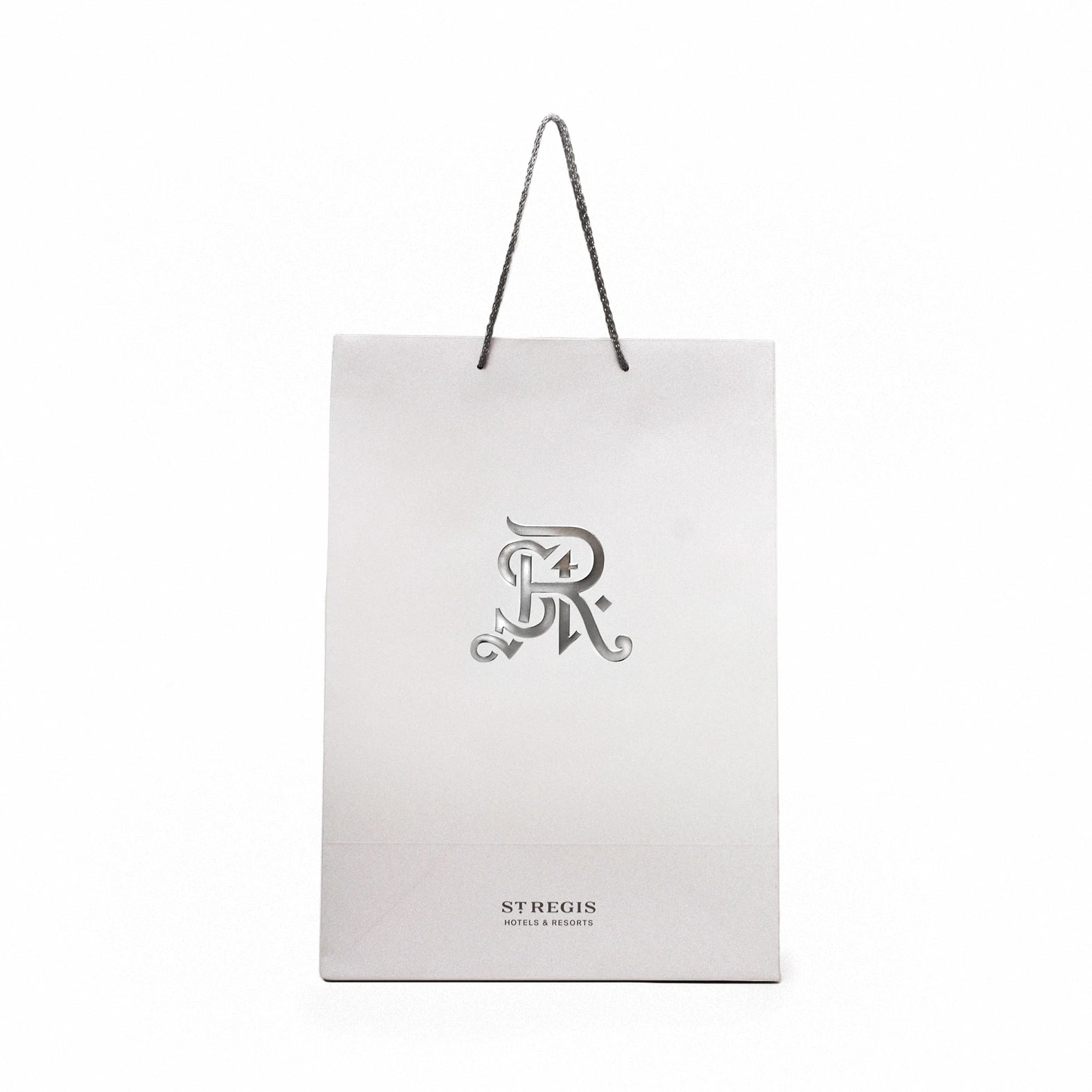 Bolsa de papel Couché blanca con asa cordón impresa con logotipo de: St. Regis.